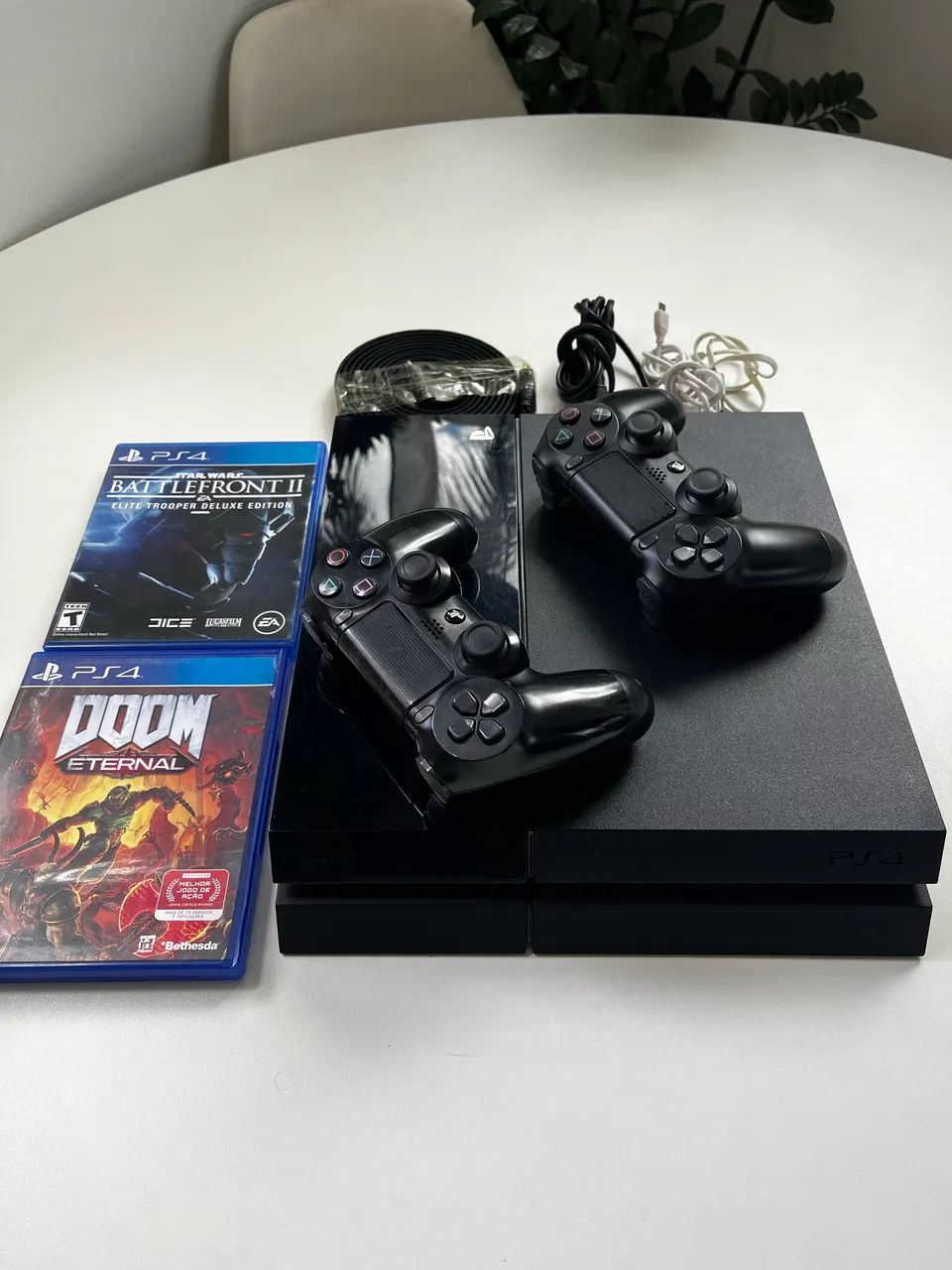 PlayStation 4  com dois controles e jogos 
