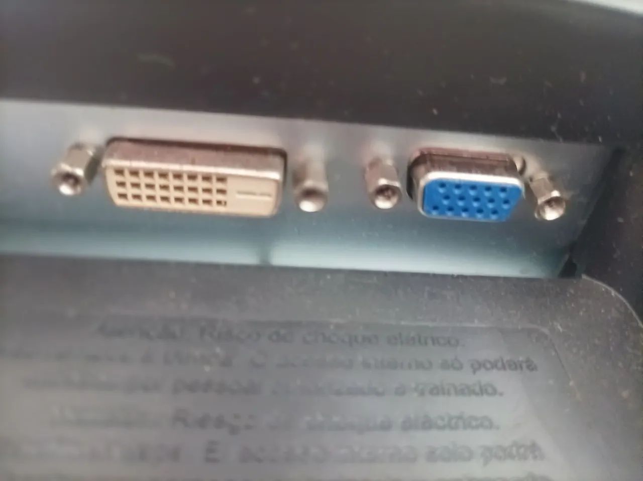Vendo monitor LG LED de 20 polegadas (Modelo 20M35PD-M).