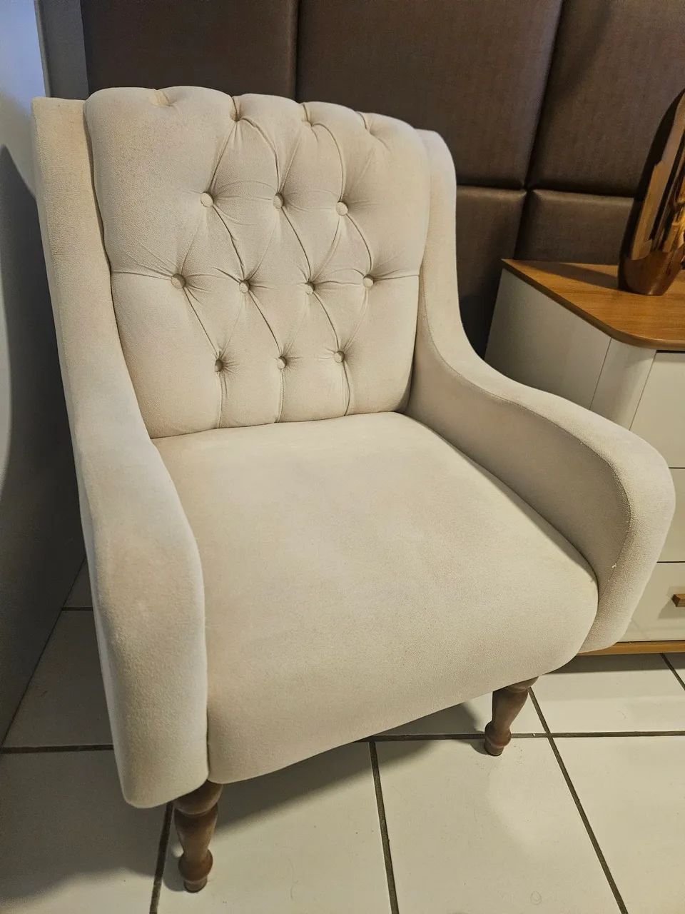POLTRONA CONFORTÁVEL EM SUEDE BEGE - Foto 2