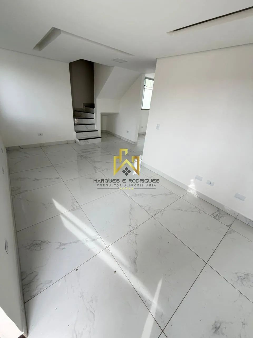 Casa Geminada Duplex com Área Externa e Excelente Acabamento - Foto 2