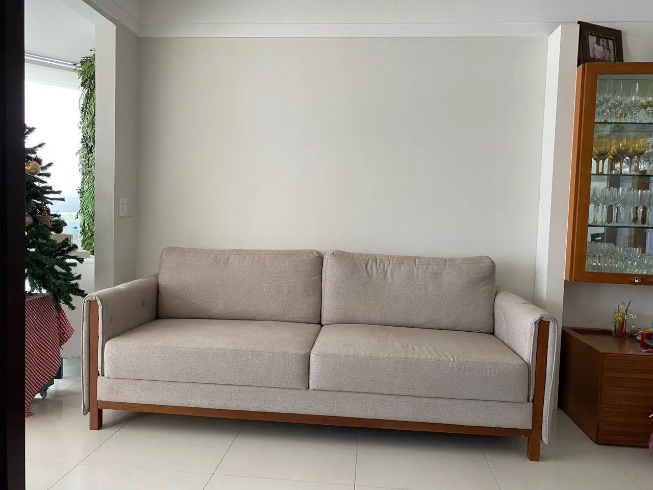 Sofá em linho 4 lugares elegante e atemporal
