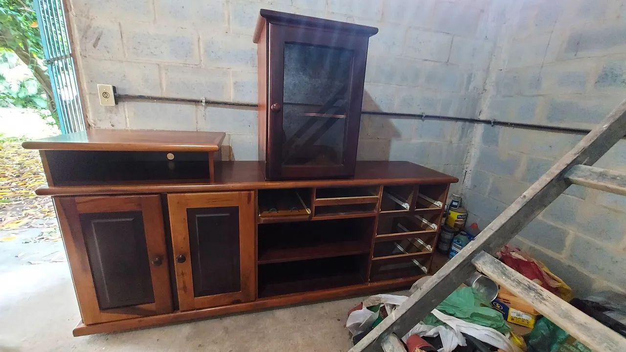 Rack de madeira maciça em perfeito estado