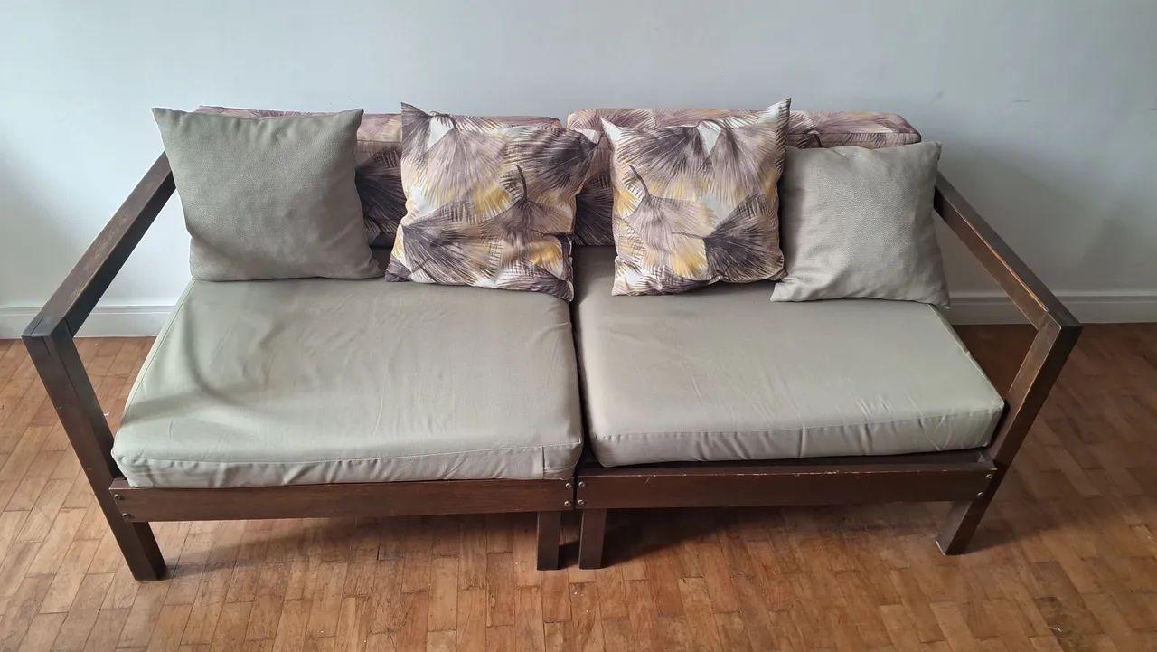 Sofá de varanda usado, com 4 almofadas