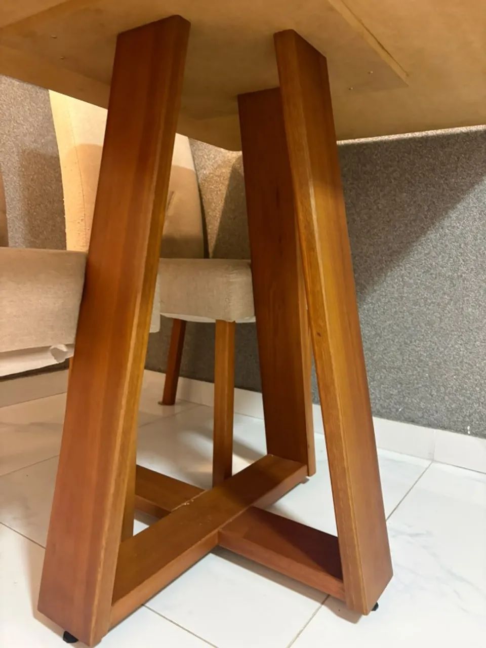 Mesa de jantar com tampo de vidro e 4 cadeiras. - Foto 3