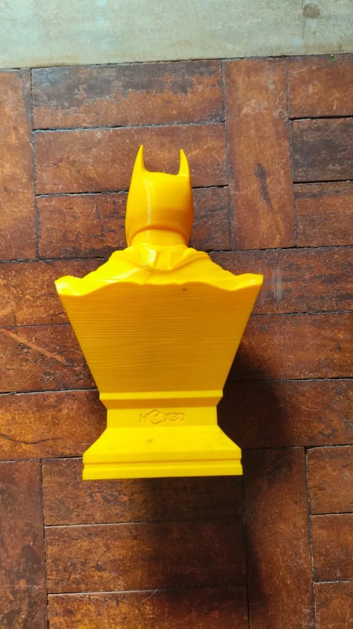  Estátua impressão 3D Batman busto amarelo 30cm  - Foto 2