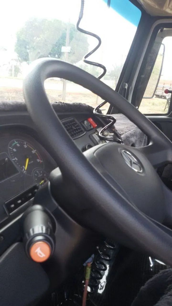 Mb Atron 1719 4x2 Chassi ano 2014 - Foto 2