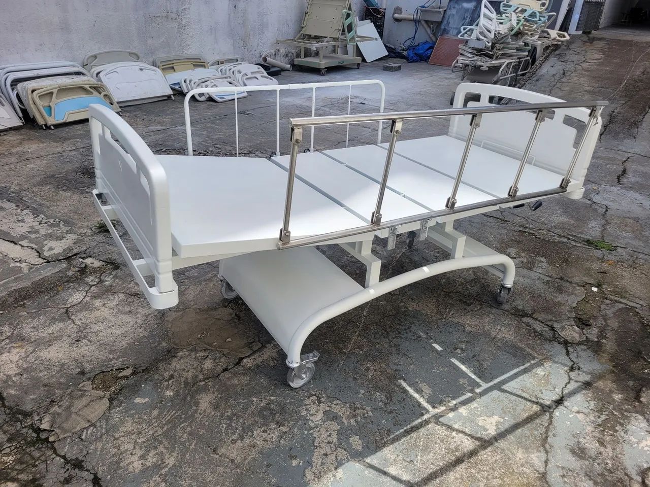 Cama hospitalar manual com 2 manivelas  - Foto 2