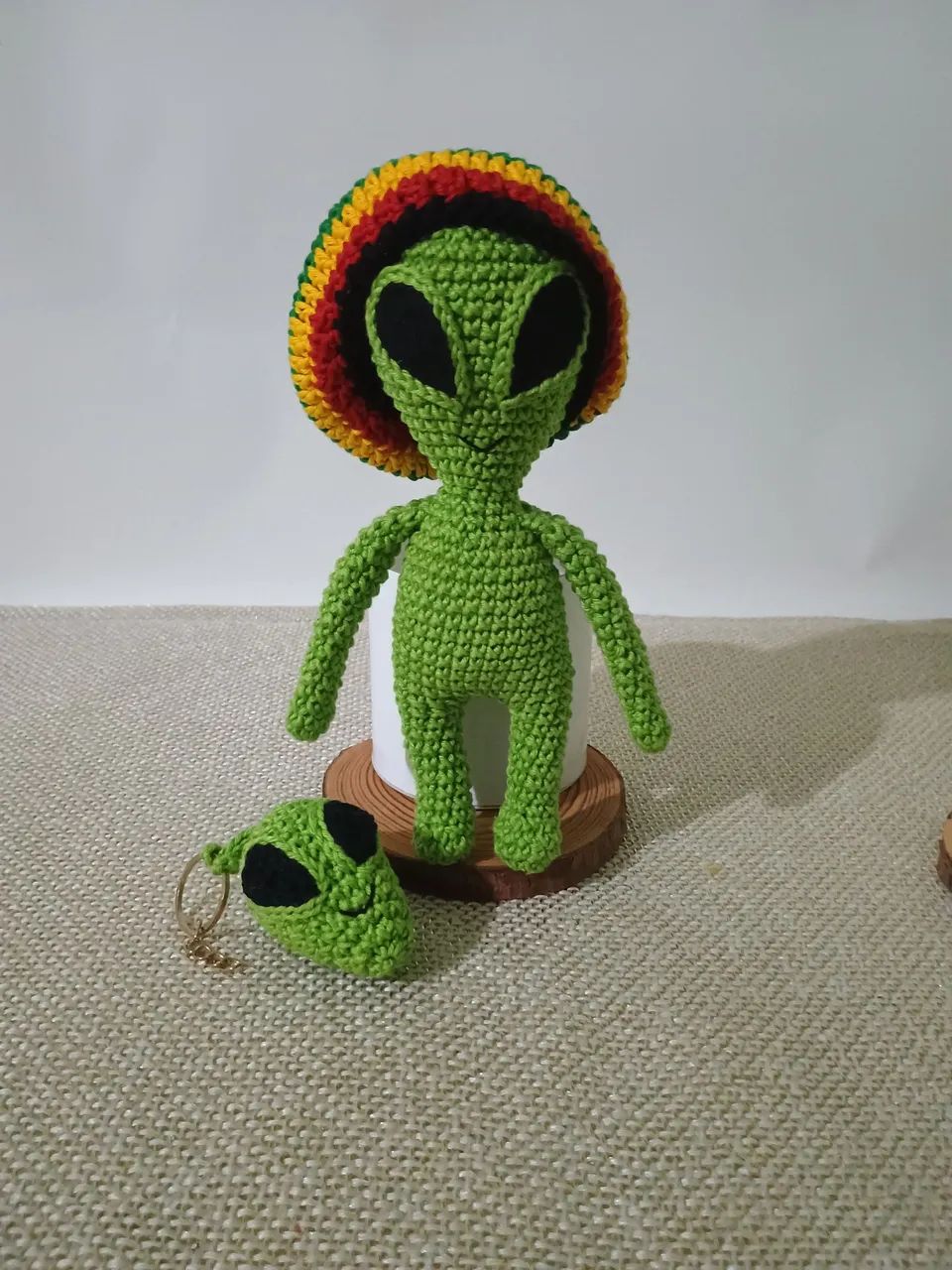 Alien+ chaveiro em amigurumi/crochê 