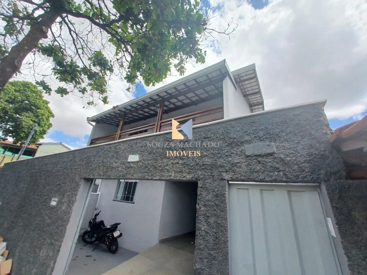Casa linear acima do nível da rua de 3 quartos e uma vaga