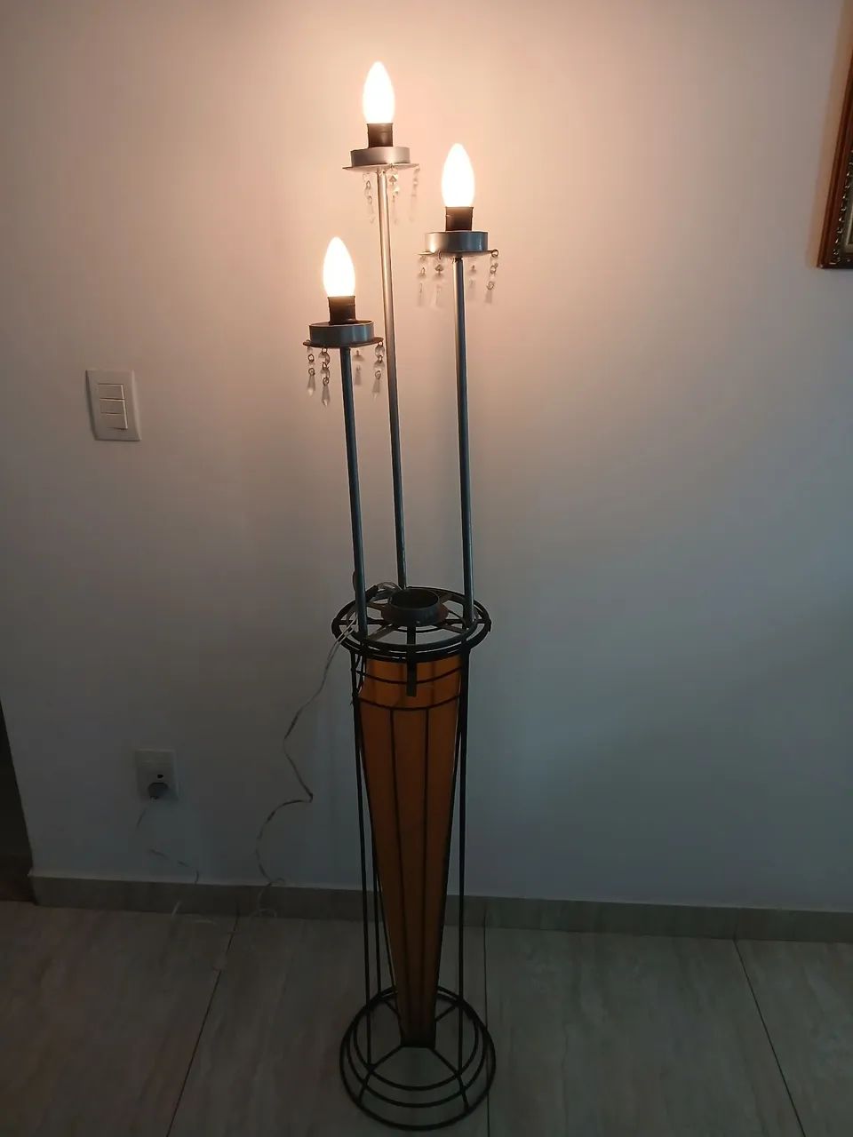 Candelabro de ferro e lâmpada 