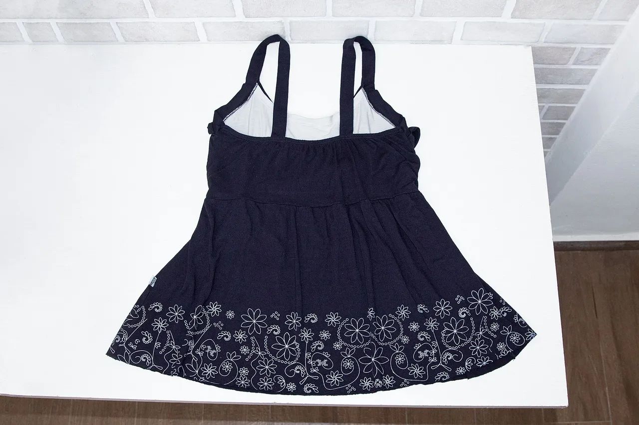 Bata preta regata com detalhe floral - Foto 2