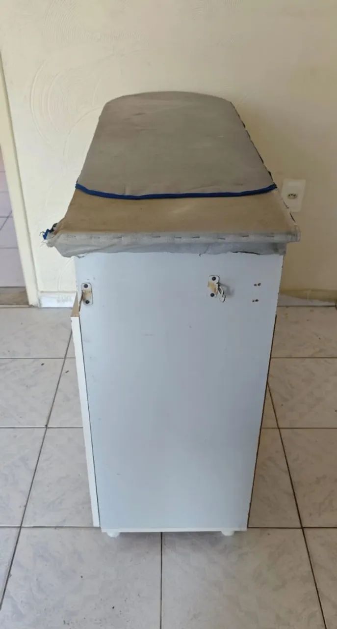 Tábua de passar com armário usado, em bom estado! - Foto 5