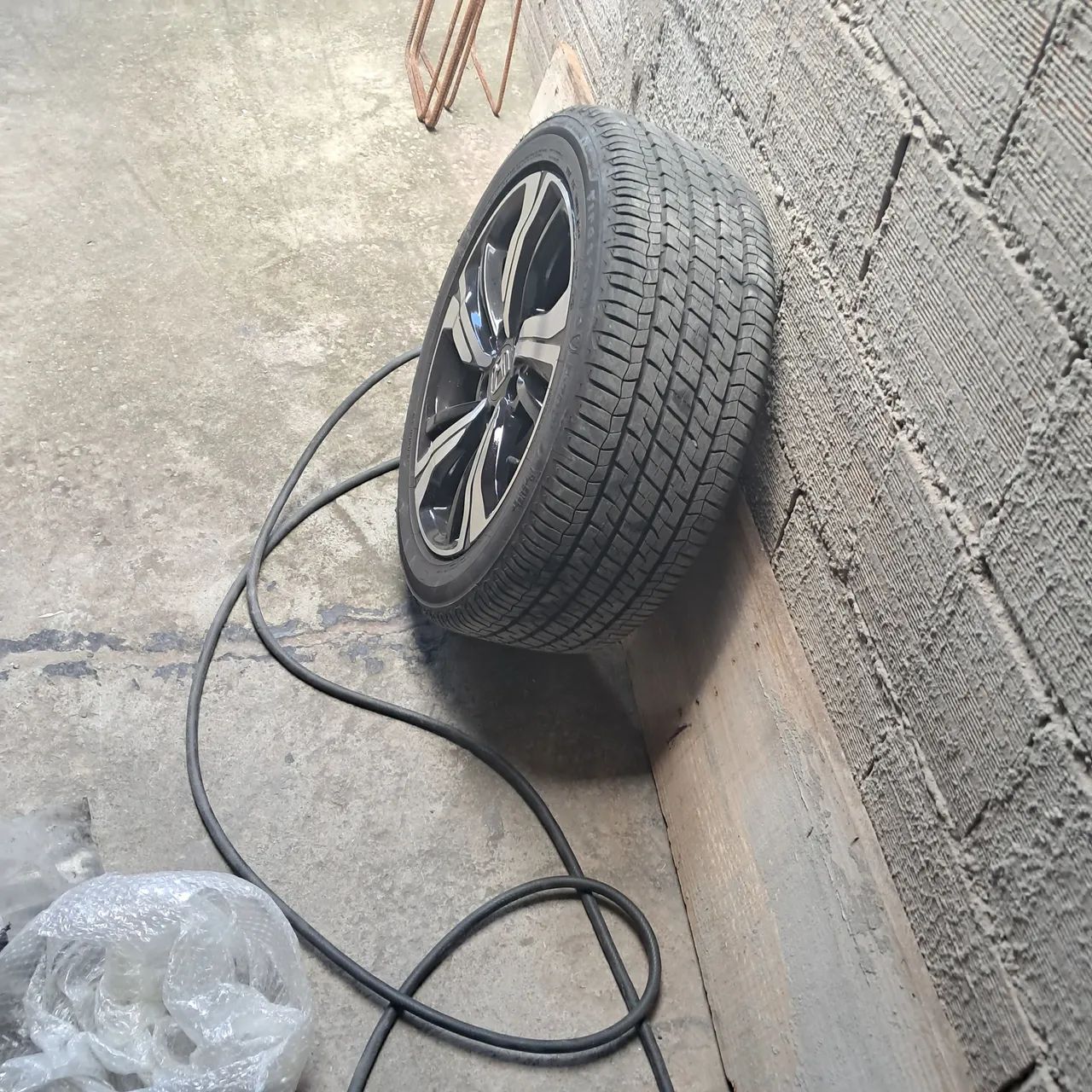 Vendo dois pneus aro 16 do corolla