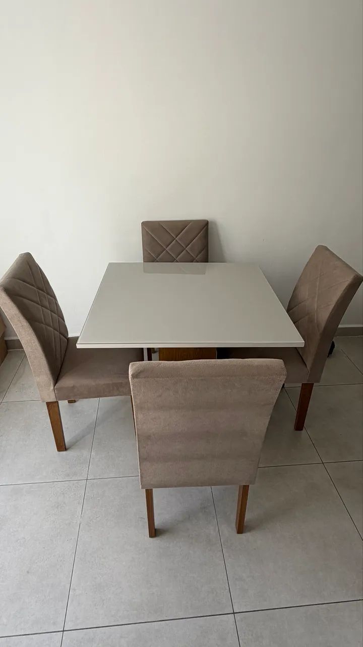 Mesa de Jantar com 4 Cadeiras | Excelente Estado | Conjunto Completo