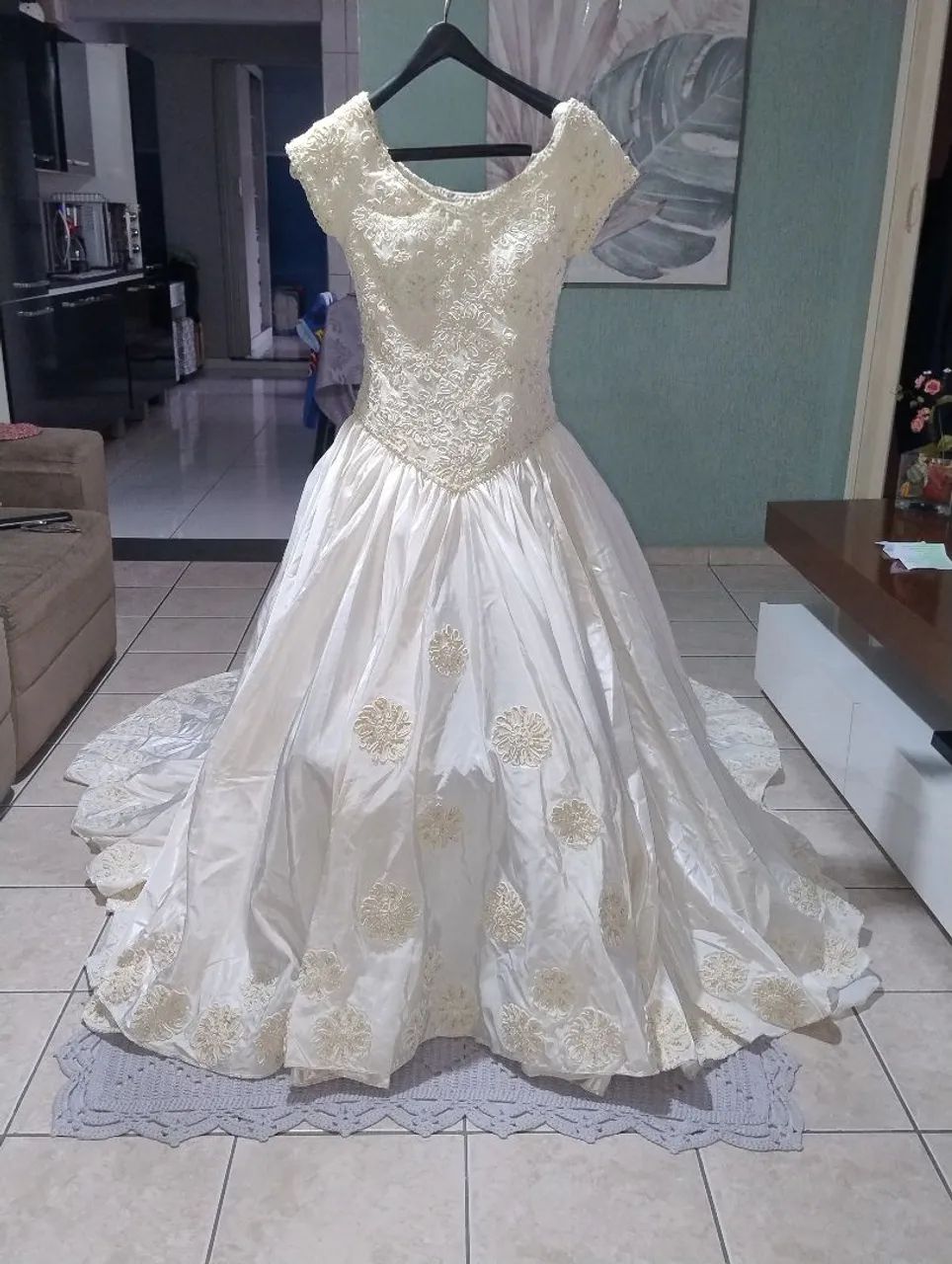 Vestido de Noiva Clássico Estilo Princesa com Cauda Longa e Pedrarias