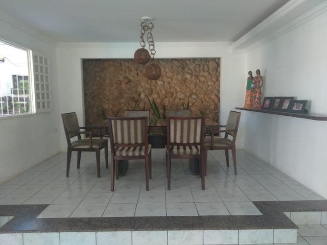 Excelente Oportunidade! Belíssima e ampla casa semi mobiliada, ótima localização! - Foto 11