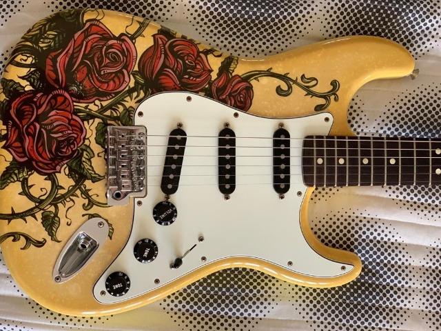 Guitarra Fender Strato Standart David Lozeau Rose Tattoo - Foto 4