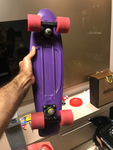 Skate Penny Australiano Original shake na cor Rosa e roda azul;