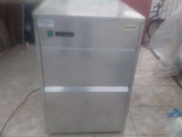 Maquina de fazer gelo dedal profissional 50 kg\dia 220 volts ( Curitiba ) Usada Conservada