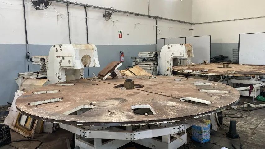 Maquina Injetora Rotativa Himaco para PVC expandido *faltando peças* - Foto 5