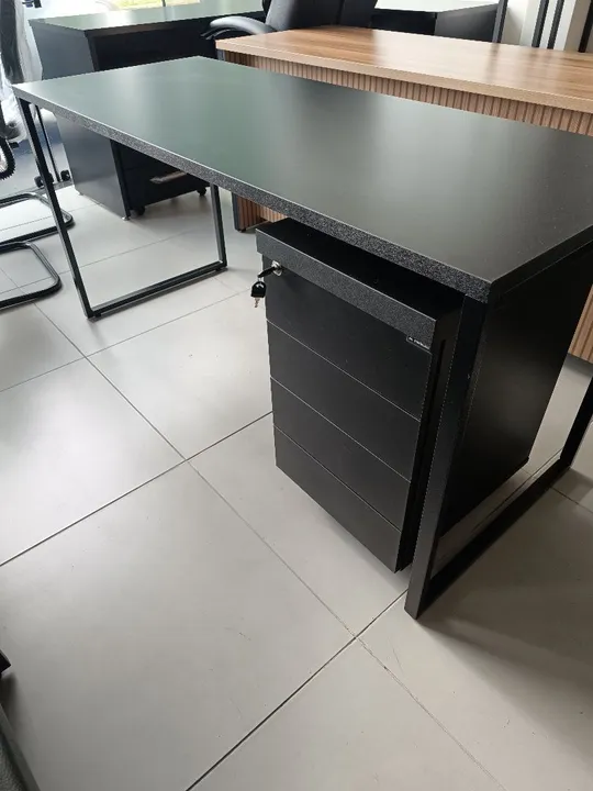 Mesa de Escritório 1.50m x 60cm com Gaveteiro Nova - Entrego