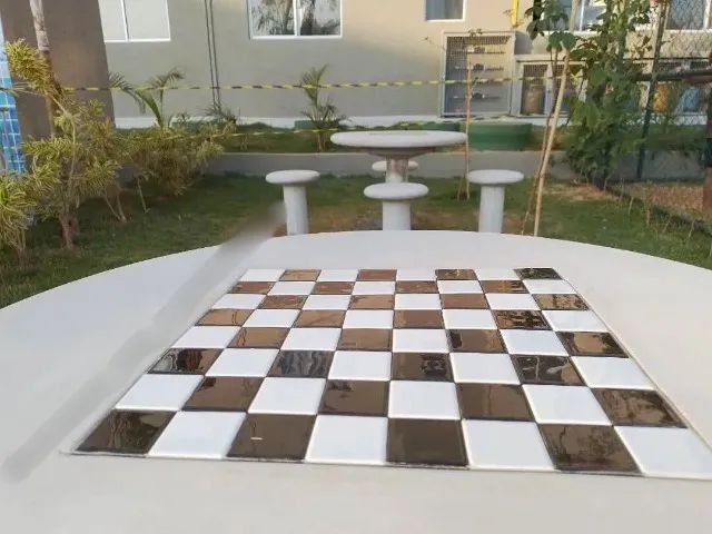 Mesa em concreto com tabuleiro para xadrez/damas e 04 banquetas - Foto 3