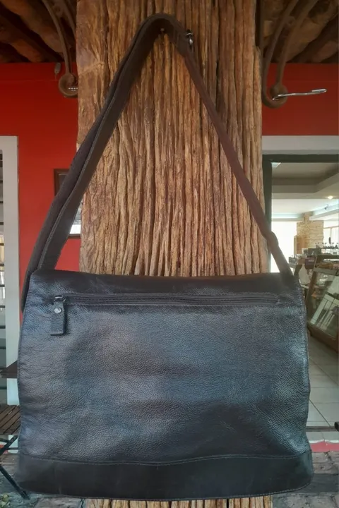 Bolsa messenger, em couro natural da marca Benneman.