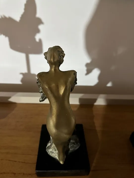 Estátua de bronze - escultura de mulher