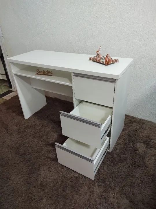 Mesa com gavetas para manicure / MDF
