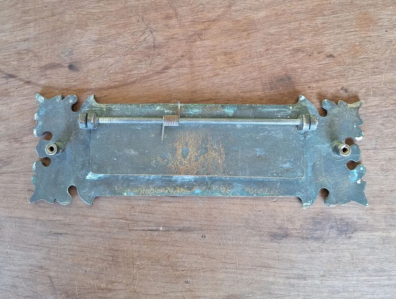 ANTIGA PORTINHA PARA CAIXA DE CARTAS EM BRONZE MACIÇO, ANTIGUIDADE, RELÍQUIA. - Foto 4