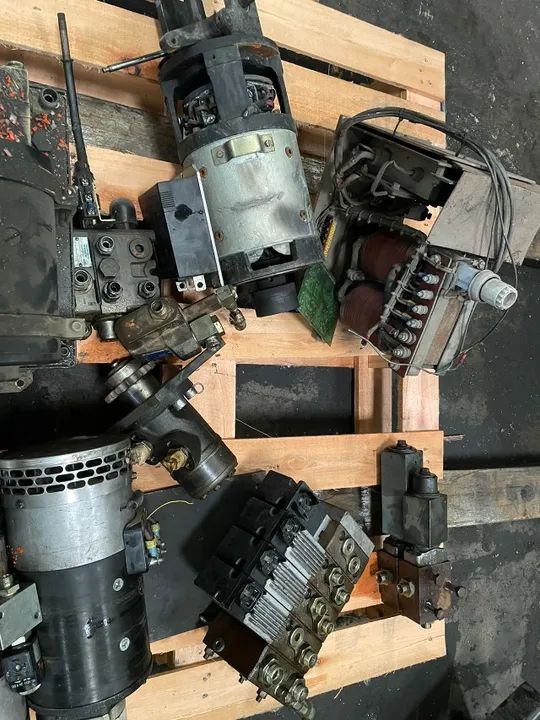 Lote peças de empilhadeira retrátil (diversos)