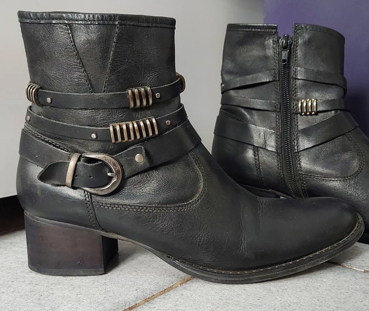Bota de couro preta cano curto com metais
