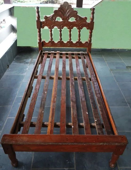 Cama de solteiro em madeira maciça talhada e torneada
