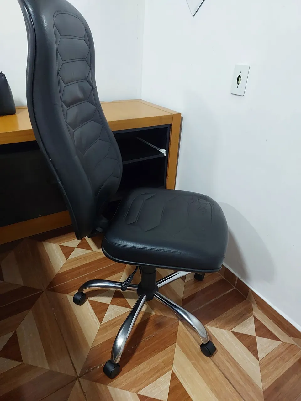 Cadeira de Escritório em Couro- semi nova