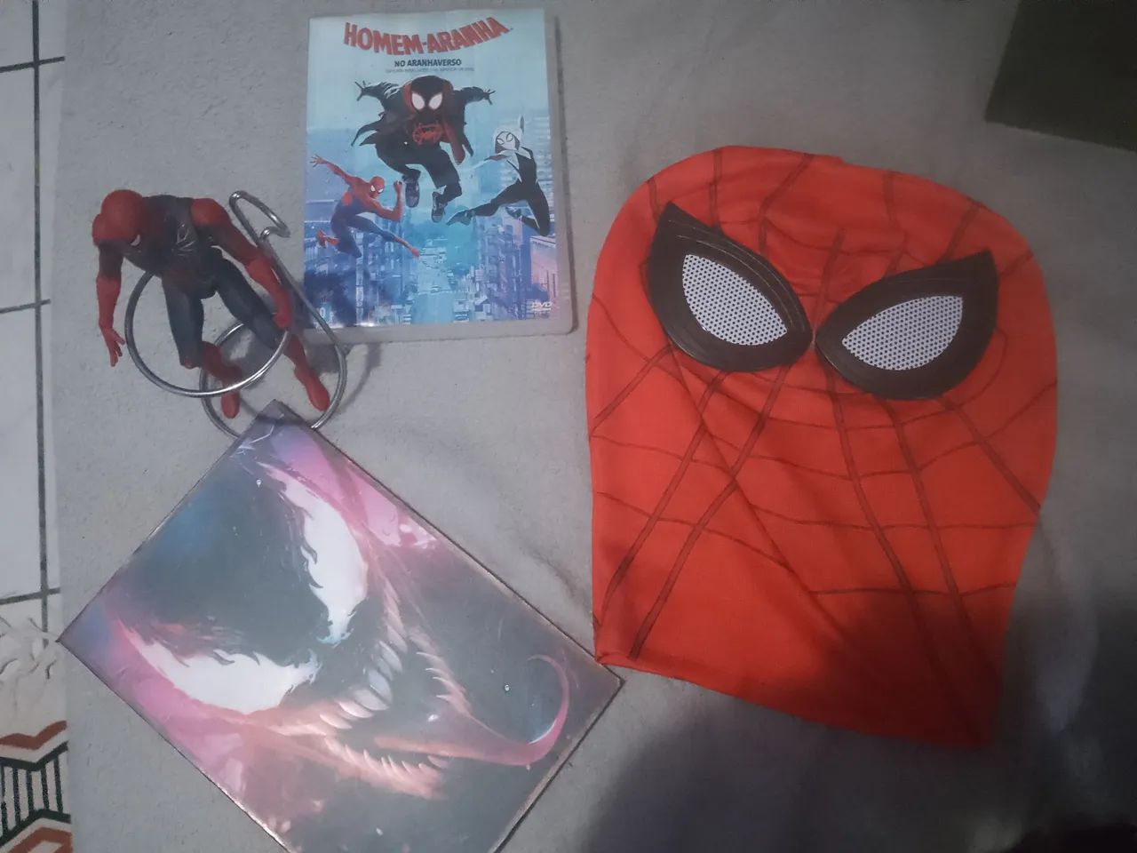 Máscara Homem Aranha, DVD aranha verso, boneco aranha de ferro e quadro Venom