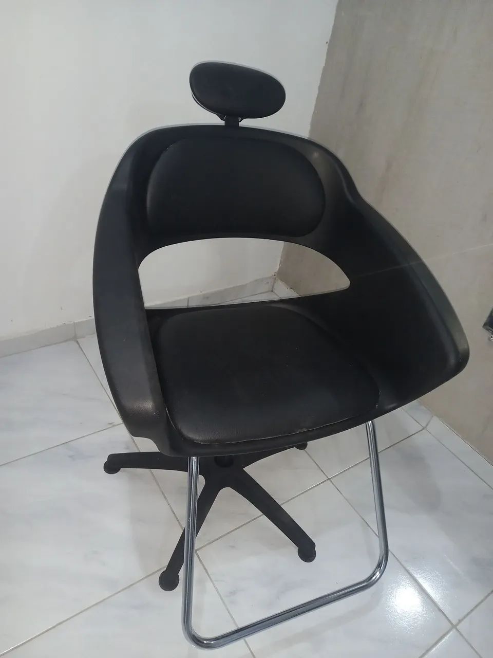 Cadeira de Barbeiro/ cabelereiro Giratória - Preta - Foto 2