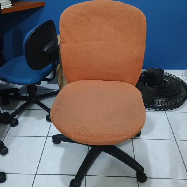 Cadeira de rodinhas Presidente estofado confortável
