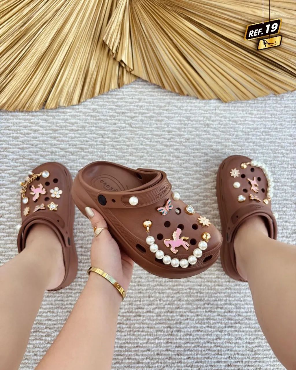 Sandália Crocs Rosa com Acessórios - Foto 3
