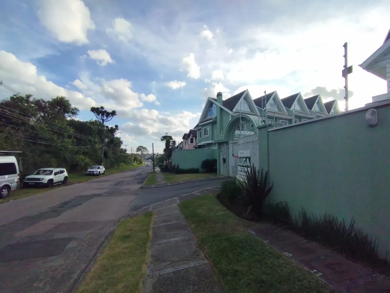 Sobrado para aluguel tem 131 metros quadrados com 3 quartos em Uberaba - Curitiba - PR