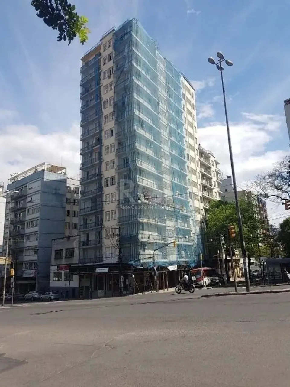 Apartamento à venda em uma das regiões mais históricas de Porto Alegre. Este amplo apartam