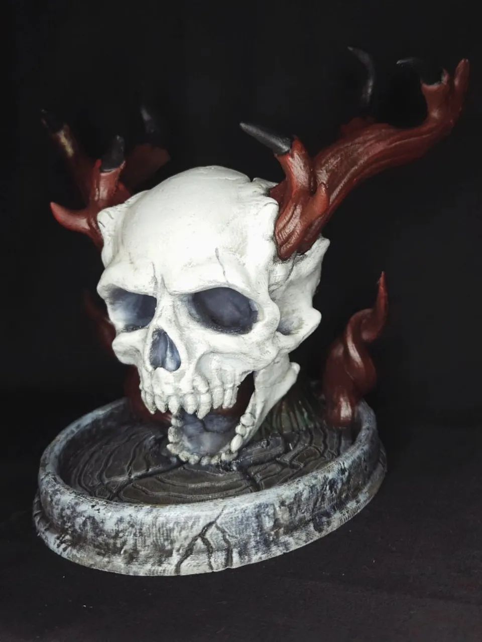 Ankou Dice Tower Crânio Decorativo com Chifres - Colecionável