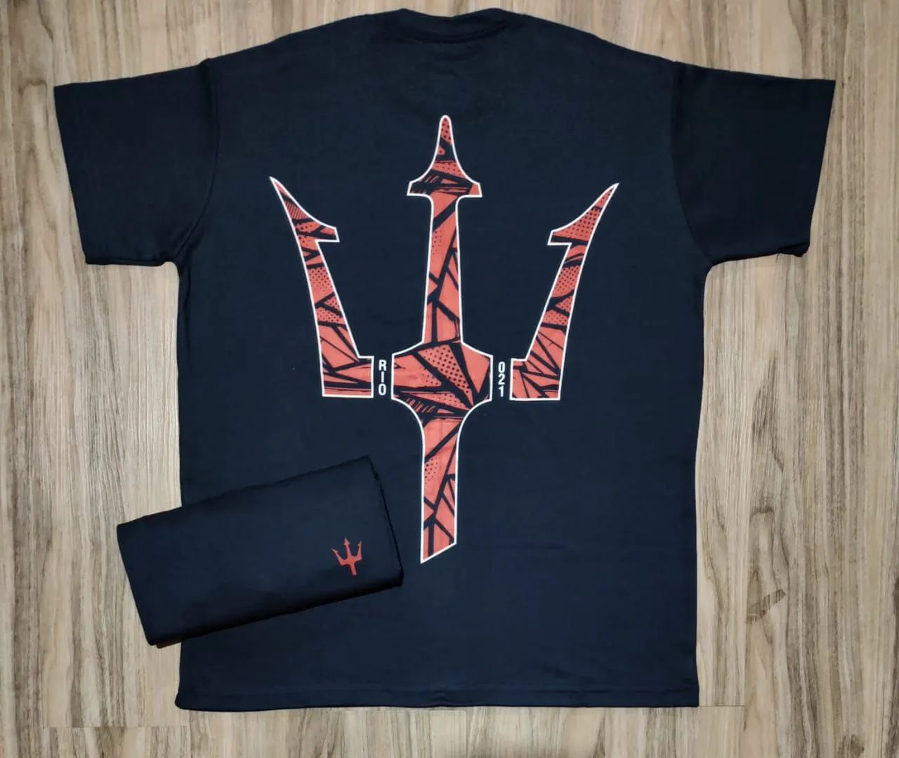 Camiseta Preta com Estampa de Palmeira - Foto 2