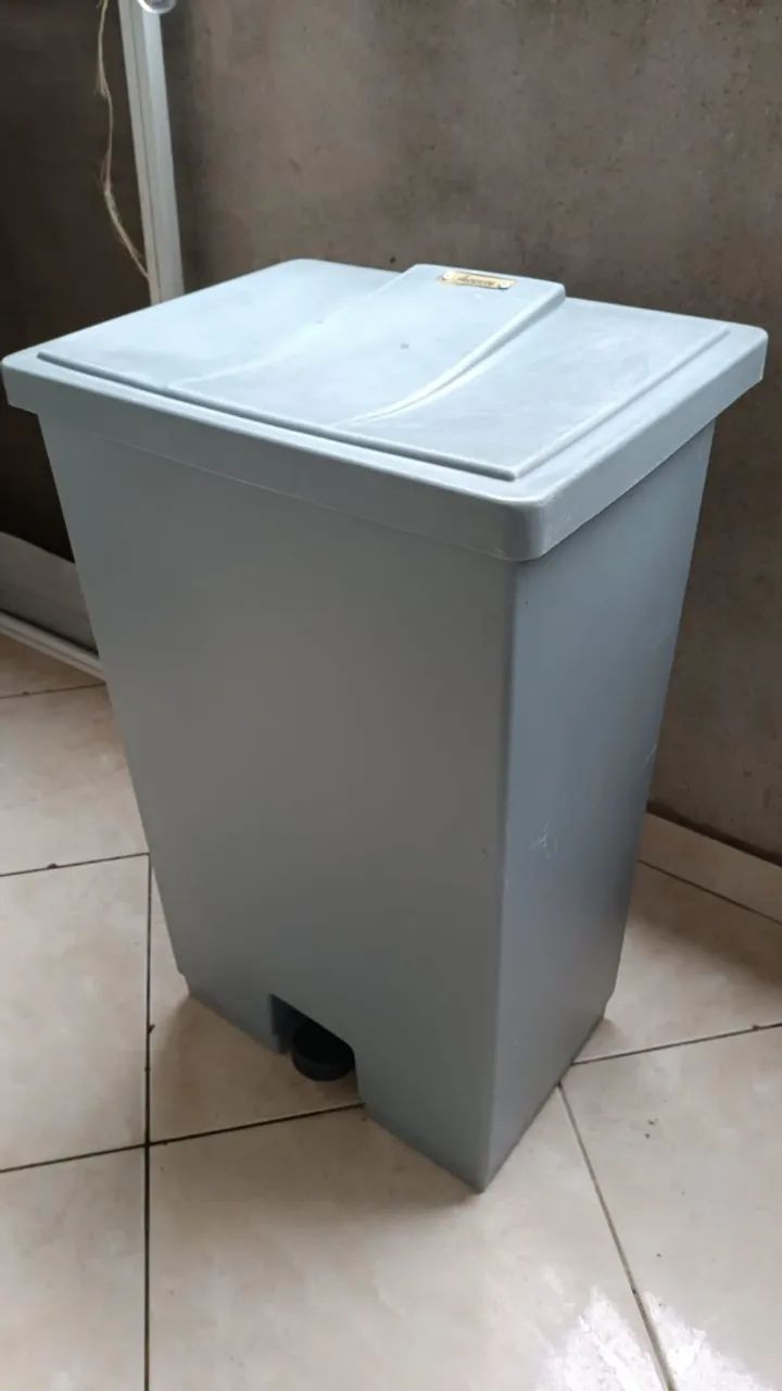 Lixeira plástica com pedal 75L (marca Artplan)