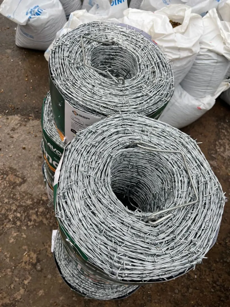 320.00 Arame farpado para cercas e segurança