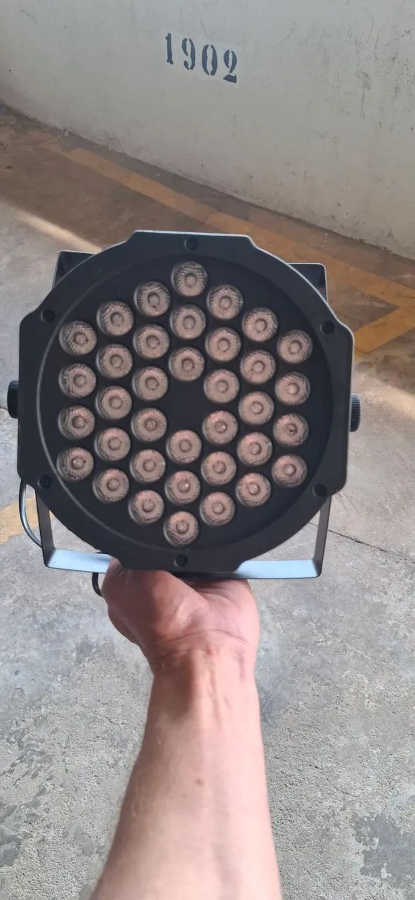 Refletor Led 36 com controle para iluminação cênica e festas