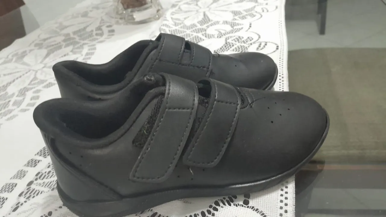 Tenis infantil preto com velcro tamanho 28