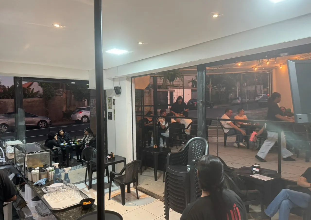 Bar com ambiente agradável e decoração festiva - Foto 3