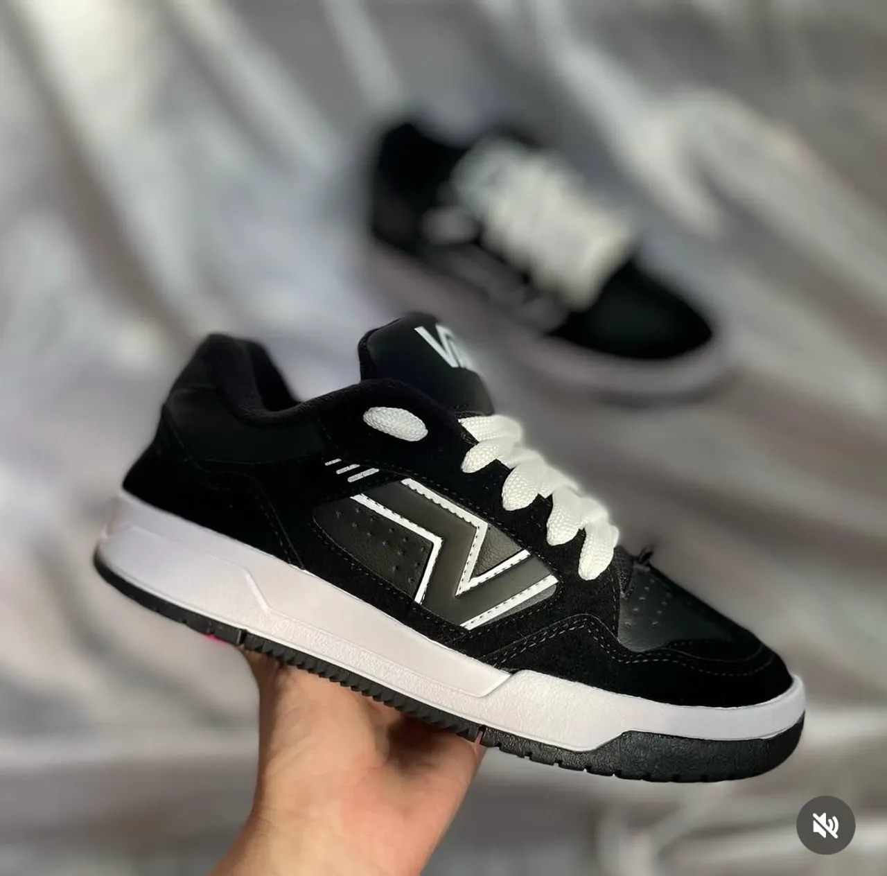 Tênis Preto com Detalhes em Branco - Estilo e Conforto