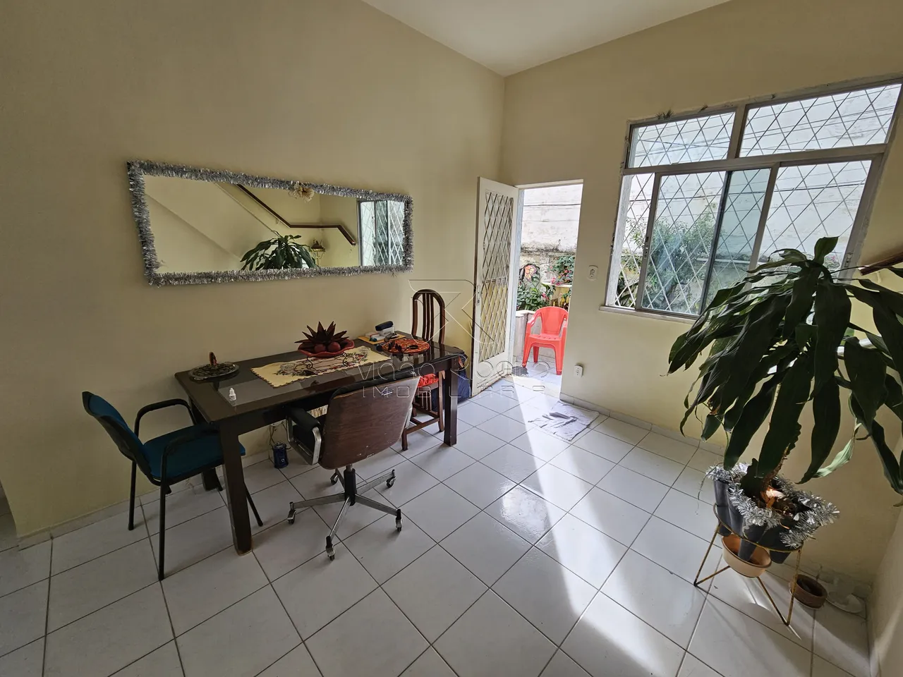 Casa de vila para venda possui 104 metros quadrados com 4 quartos