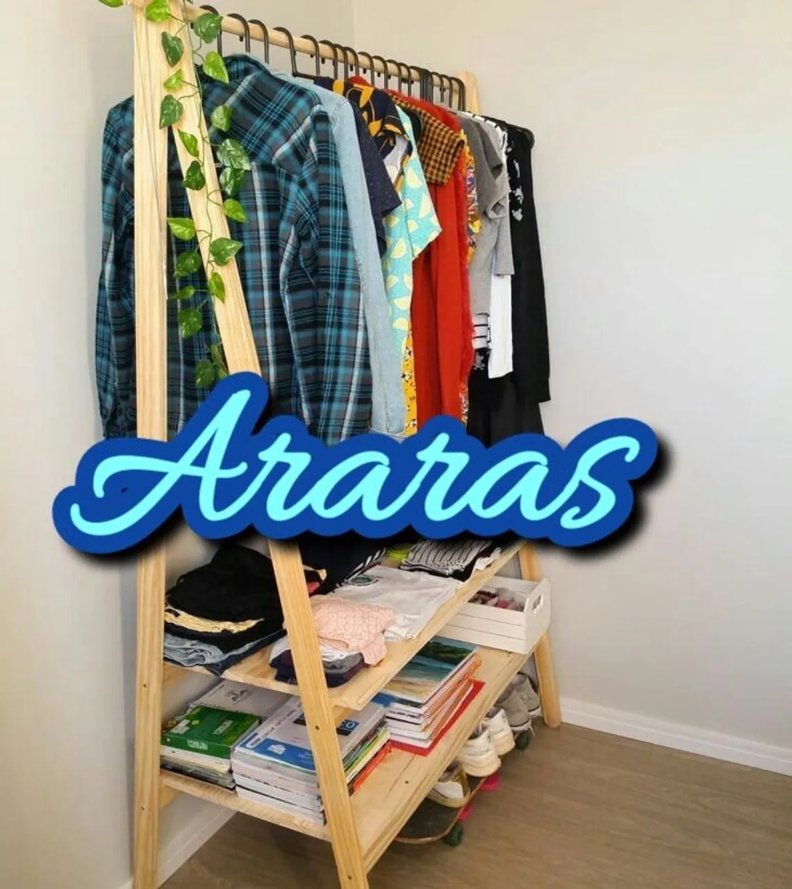 Arara de roupas com prateleiras e design moderno